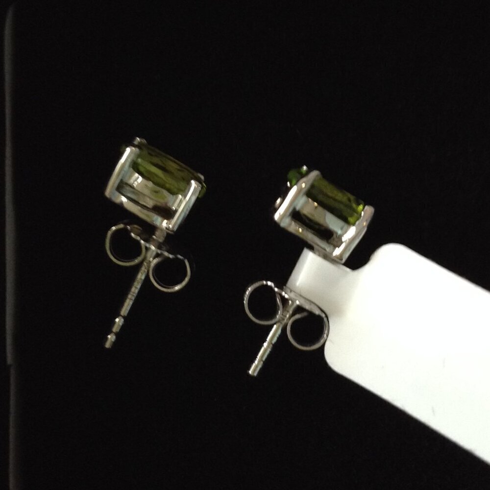 NWT Peridot Earrings, Sterling, oval Cut, 1.66 TCW, H: 7mm, W: 5mm, Designer Lux - Picture 2 of 3
